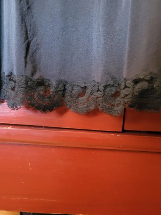 Vestido lencero negro con encaje