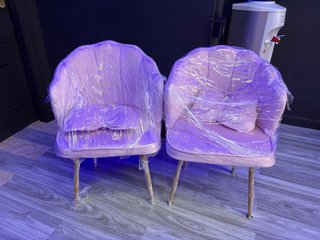 Sillas rosas de terciopelo