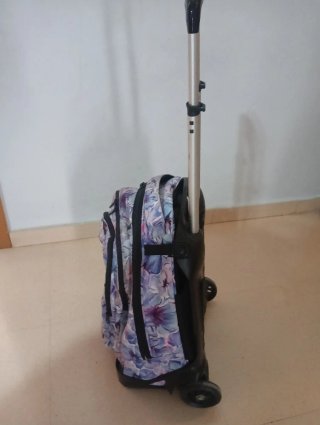 Mochila con carro.  Marca invicta. Estampado flora