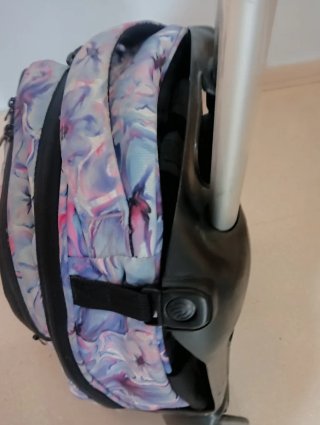 Mochila con carro.  Marca invicta. Estampado flora