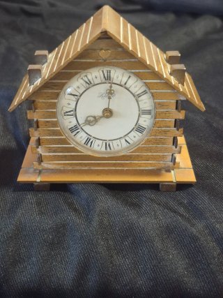 Reloj despertador de cuerda estilo casa musical .