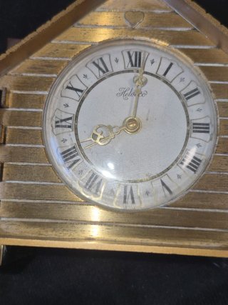 Reloj despertador de cuerda estilo casa musical .