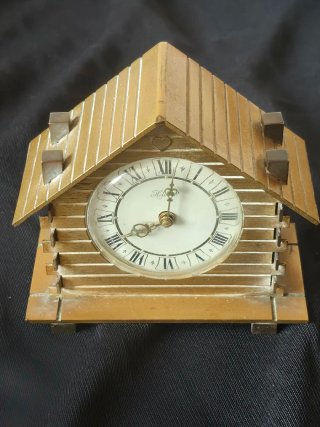 Reloj despertador de cuerda estilo casa musical .