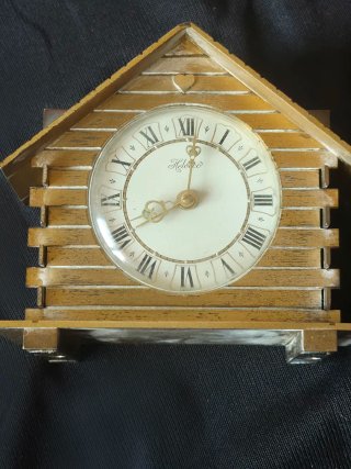 Reloj despertador de cuerda estilo casa musical .