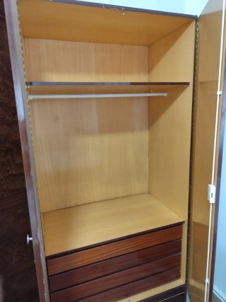 Armario de madera marrón y dorado