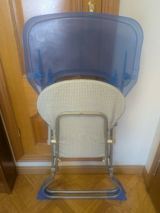 Trona plegable azul con estampado de perro