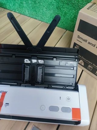Scanner compatto Brother ADS-1200 con ADF