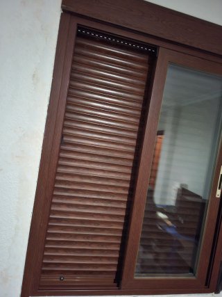 3 Ventanas de aluminio con persianas. Climalit.