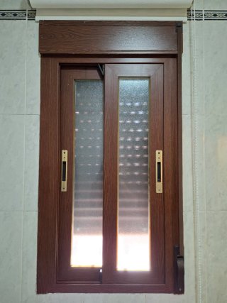 3 Ventanas de aluminio con persianas. Climalit.
