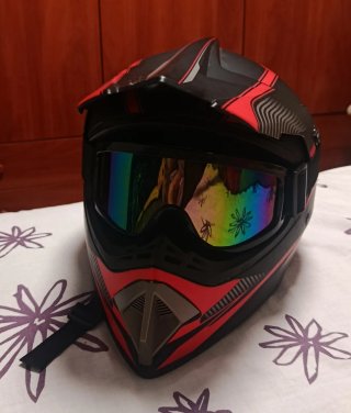 Casco Moto Negro y Rojo con Gafas