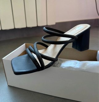 Tacones negros de tiras