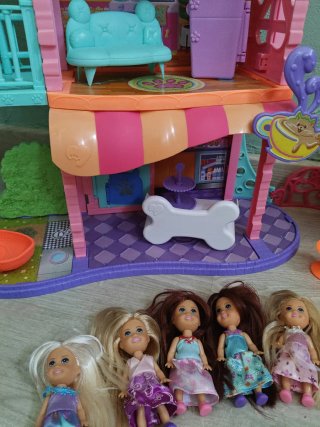 Casa de muñecas con accesorios
