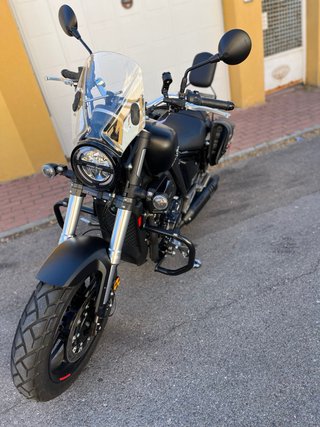 Moto Cruiser Negra con Alforjas y defensas.