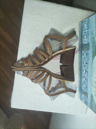 Sandalias tacón marrón