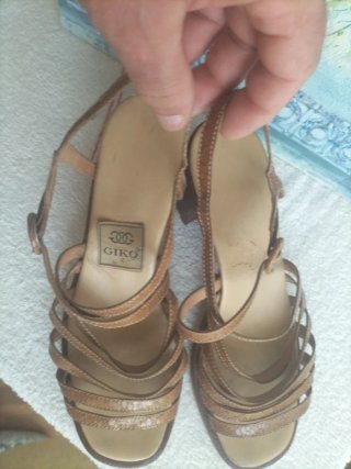 Sandalias tacón marrón