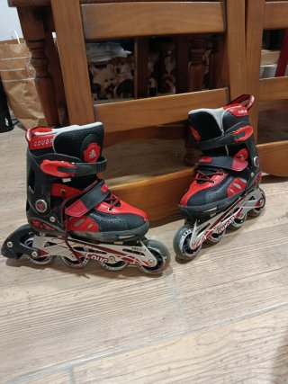 Patines en línea rojos y negros