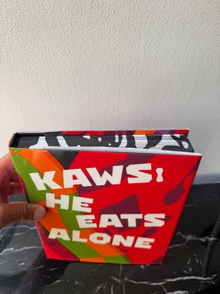 Libro de Arte KAWS: HE EATS ALONE
