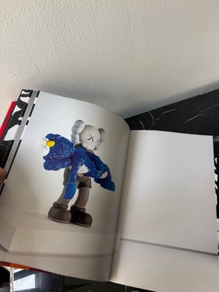 Libro de Arte KAWS: HE EATS ALONE
