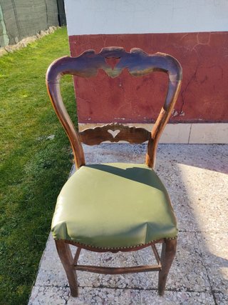 Sillas antiguas de madera y cuero