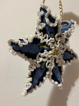 Bolso crochet flor azul y blanco