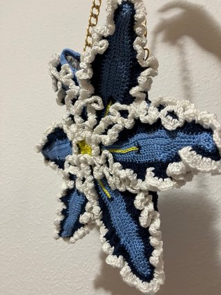 Bolso crochet flor azul y blanco