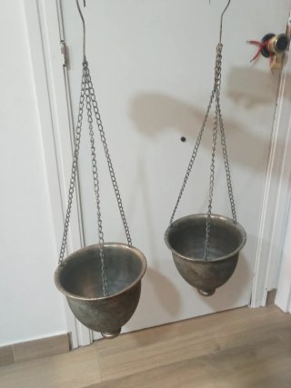 Dos colgadores antiguos de metal