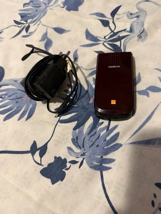 Nokia granate antiguo con cargador