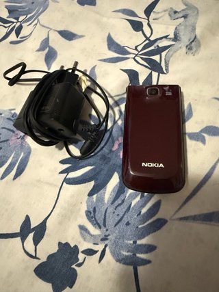 Nokia granate antiguo con cargador