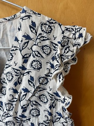 Blusa Oukeduo volantes floral azul y blanco