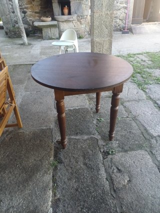 Mesa redonda de madera de carballo.