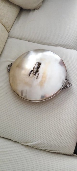 Fuente de metal plateado con tapa