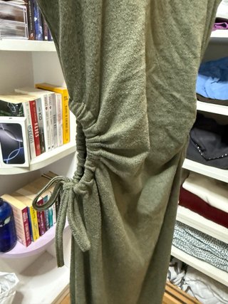 Vestido verde oliva con cordones laterales
