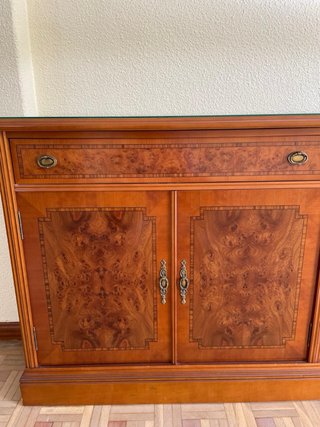 Aparador de madera con tapa de cristal