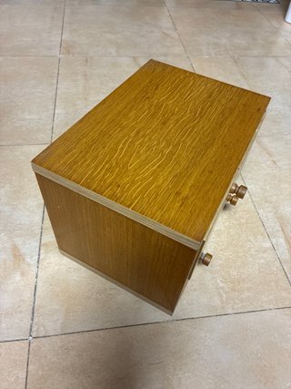 Cajonera de madera de cerezo.