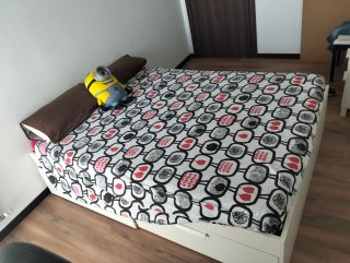 Estructura de cama y mesilla