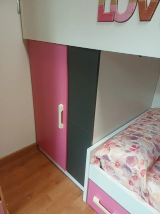 Cama tren blanca y rosa con armario