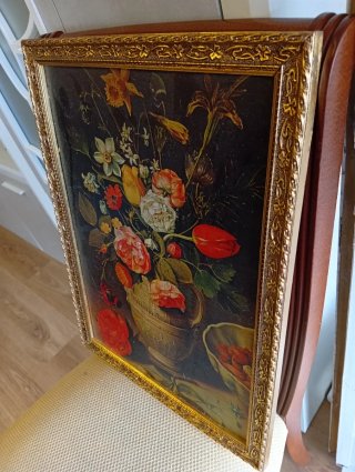 Cuadro de flores con marco dorado