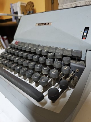 Macchina da scrivere meccanica Olivetti 82 Diaspro