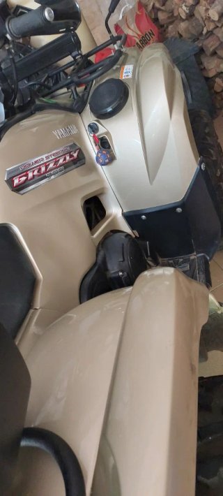 Quad Yamaha 700 dorado.