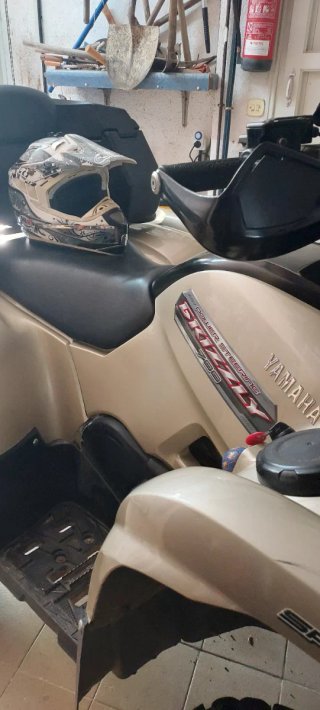 Quad Yamaha 700 dorado.
