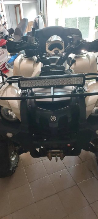 Quad Yamaha 700 dorado.