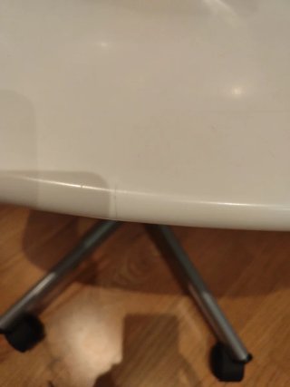 Silla Ikea blanca de plástico y metal