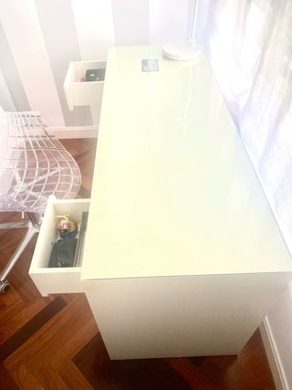 Escritorio blanco cristal y silla