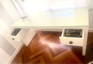 Escritorio blanco cristal y silla