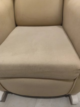 Mecedora beige de tela