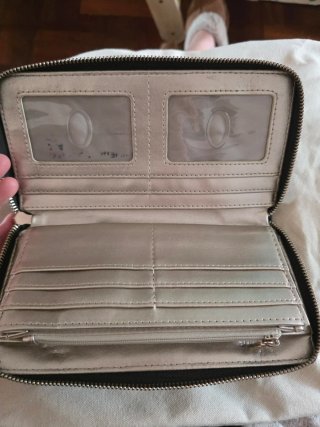 Cartera Guess Monogram Marrón y Negra