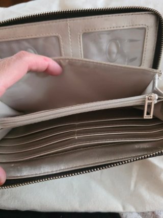 Cartera Guess Monogram Marrón y Negra