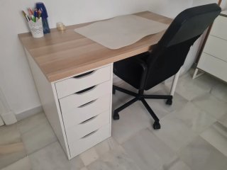 Scrivania Ikea in legno con cassettiera e sedia