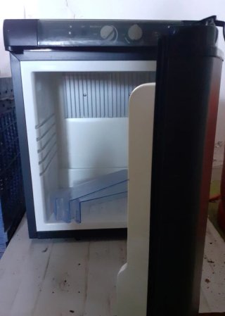 Nevera mini a gas y luz