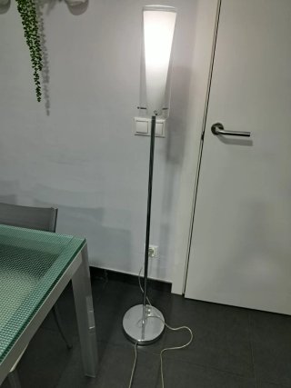 Lámpara de pie moderna cromada